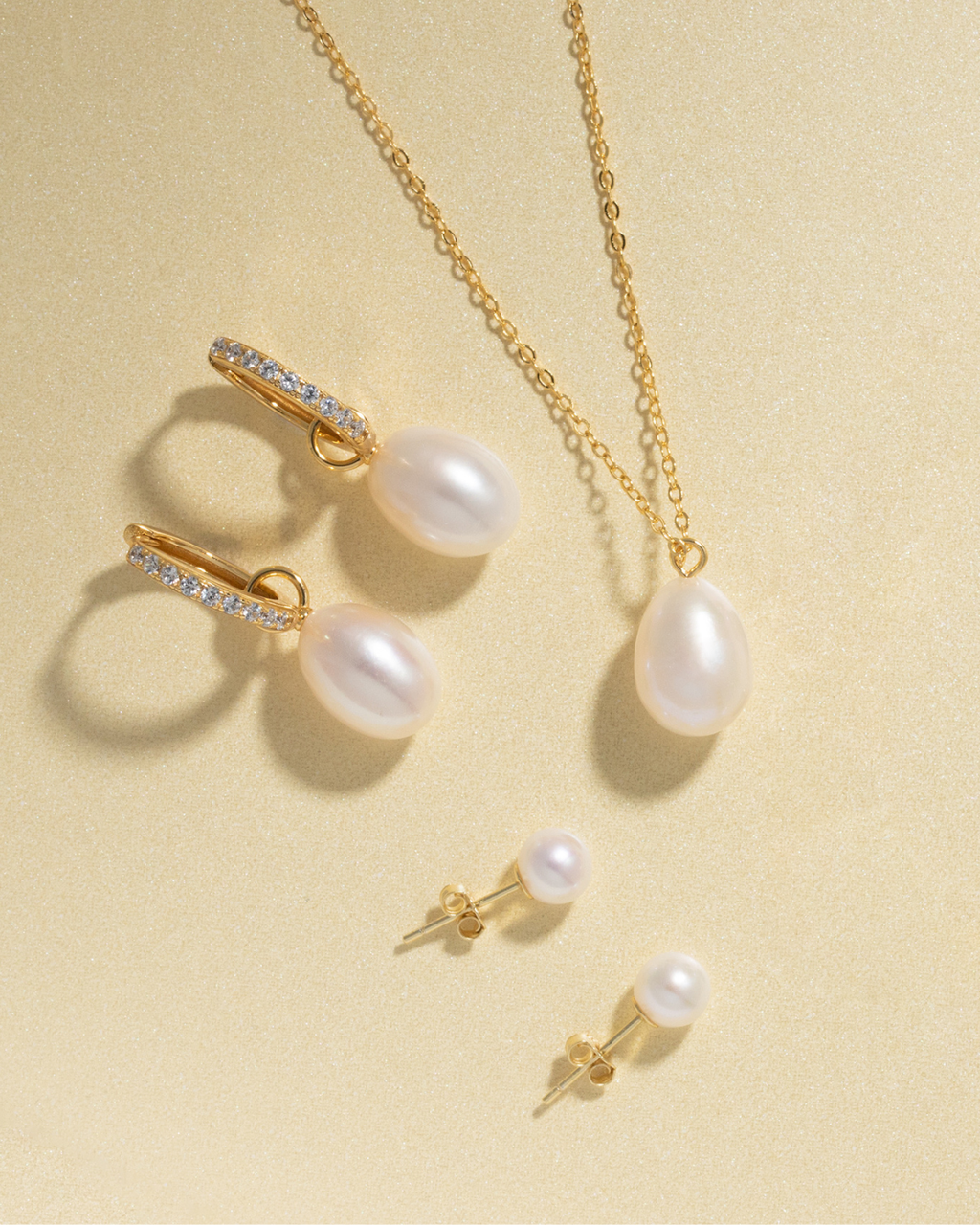 Large Pearl Pendant Necklace in 18k Gold Vermeil