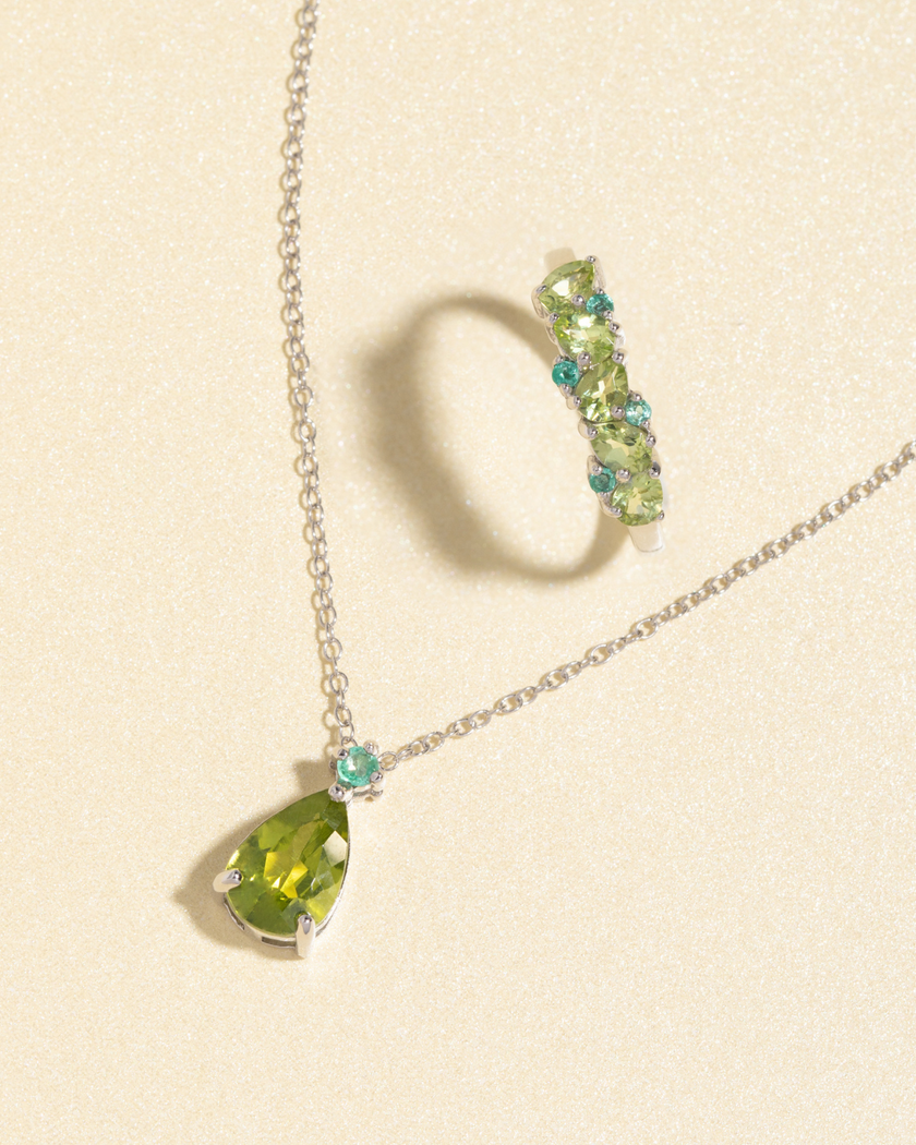 Halskette mit Anhänger aus Smaragd und Peridot im Tropfenschliff, Sterlingsilber