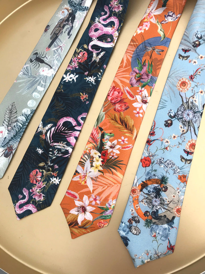 Corbata de seda color naranja óxido, estampado de pradera tropical 'Eden'