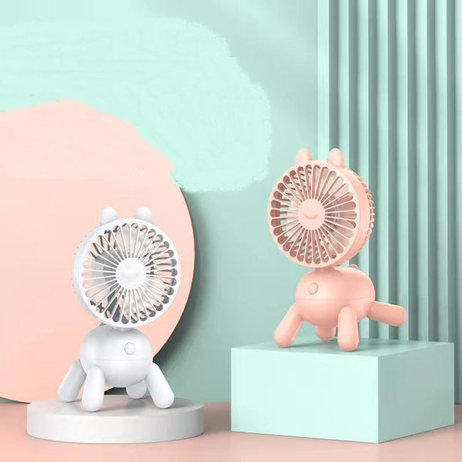Mini-Desktop-Elektroventilator für den Sommer Büro Home Klimaanlage Leise USB wiederaufladbarer Cartoon Schüttelkopfventilator Tischventilator