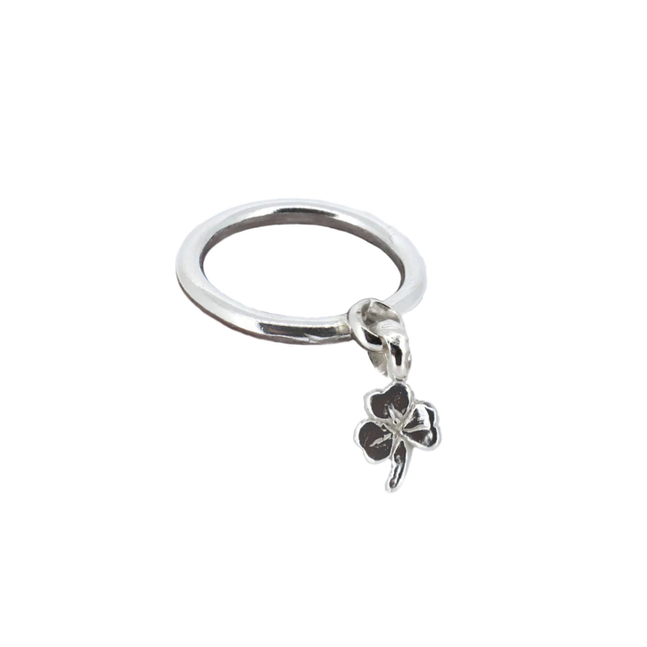 Anillo colgante de trébol de la suerte