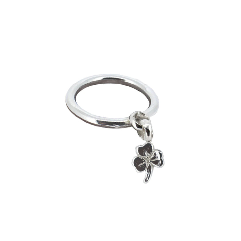 Anillo colgante de trébol de la suerte