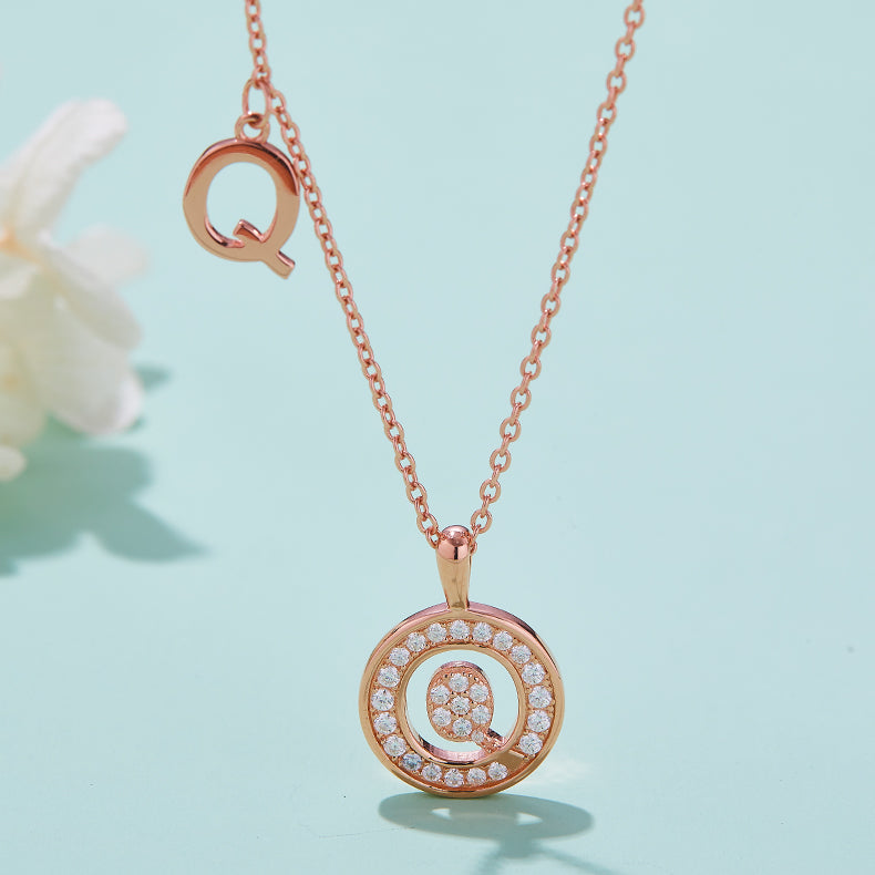 Einer der 26 Buchstaben, Q, besetzt mit hochwertigem Moissanit, luxuriöser und modischer Leichtluxus-Trendschmuck, Silberkette, Anhänger S925 Silber, galvanisiertes Roségold