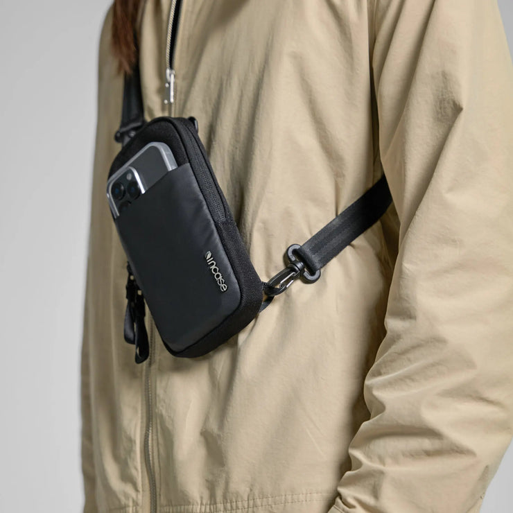 Bolso cruzado pequeño A.R.C. de InCase con poliéster 100 % reciclado ReSpun