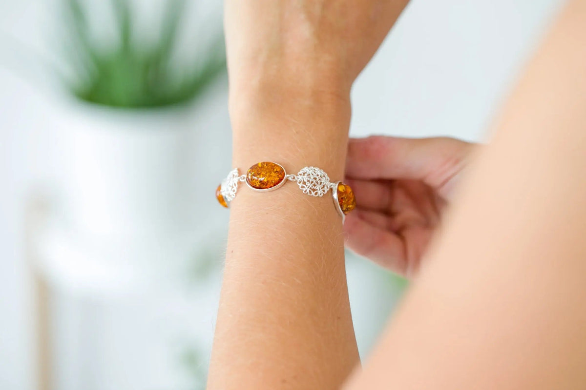 Statement-Armband aus Filigran und Bernstein