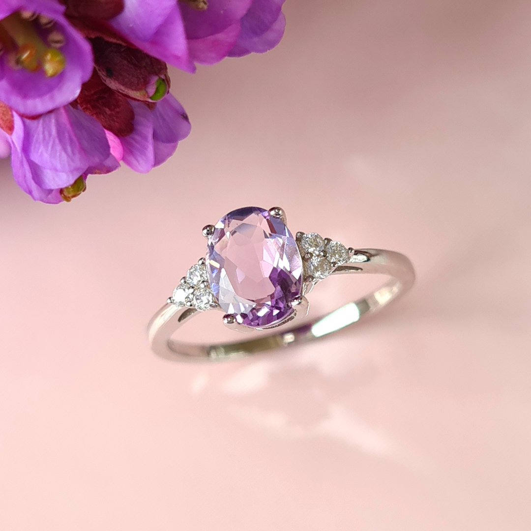 Anillo de amatista lavanda en plata de ley