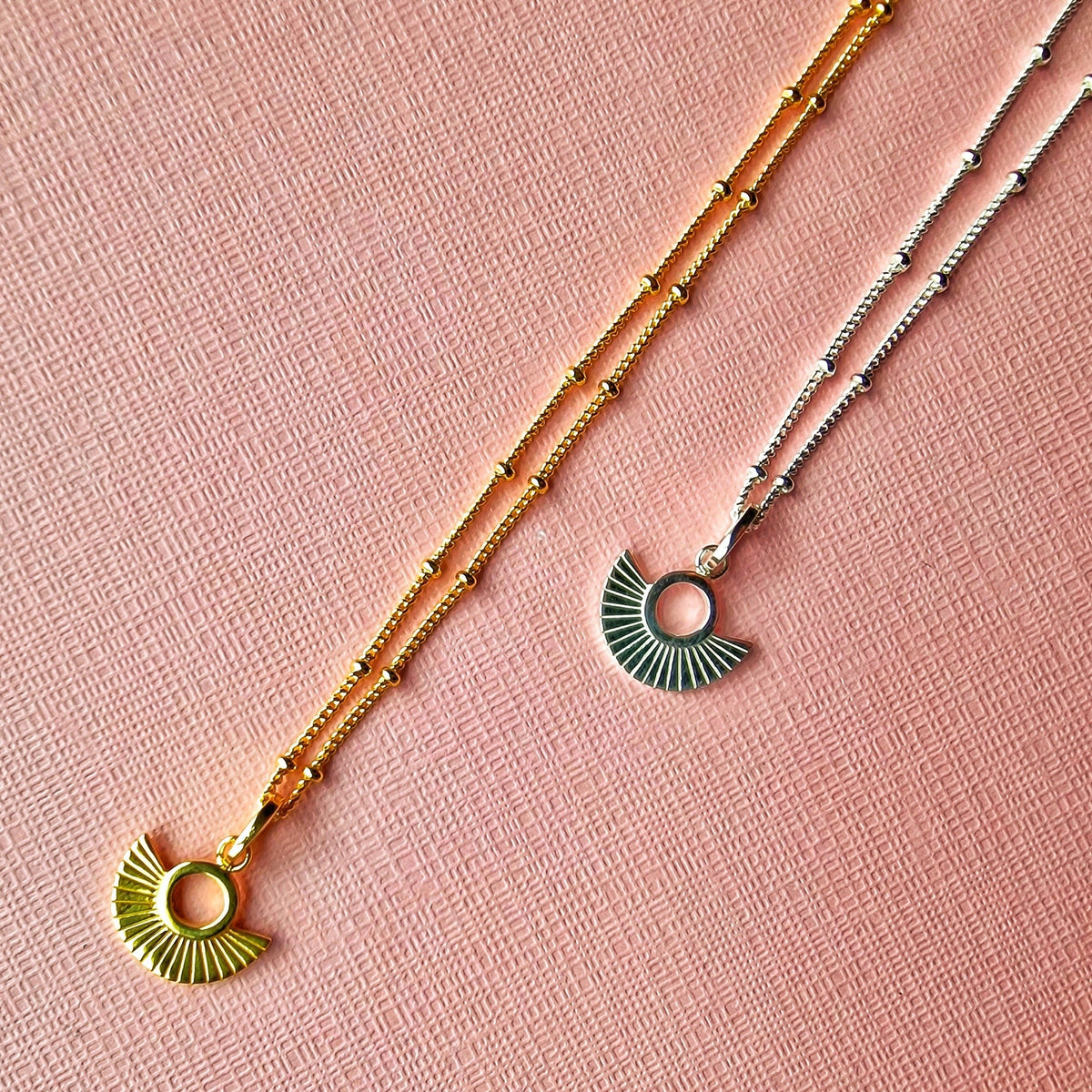 Art-déco-Fächer-Halskette mit goldener Satellitenkette