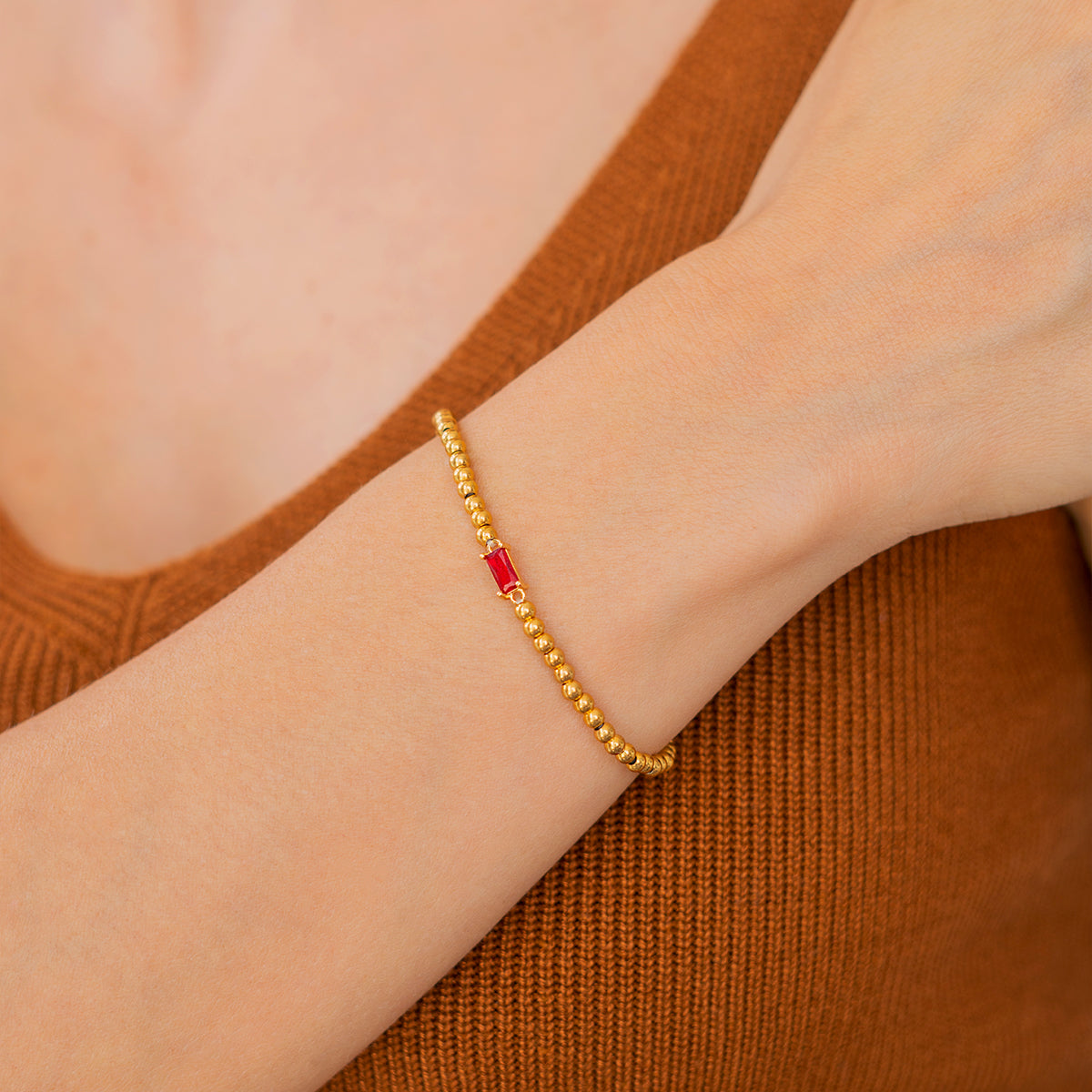 Pulsera de cuentas doradas con piedra natal