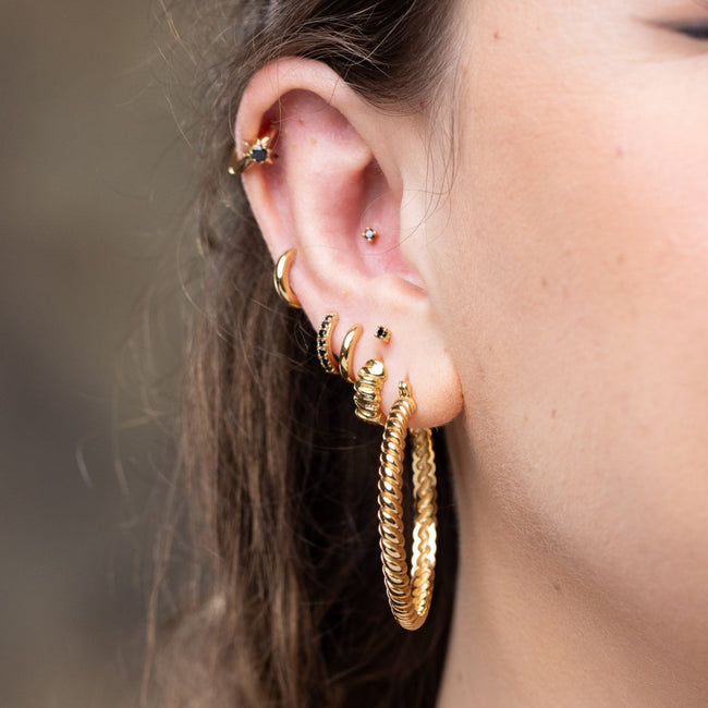 Pendientes Huggie con Piedras Negras