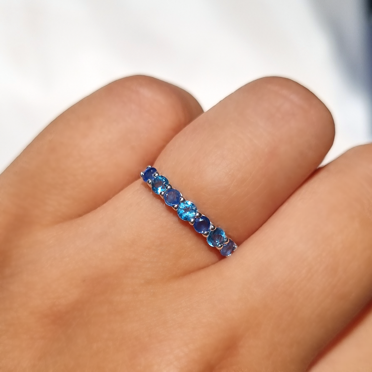 Blauer Saphir & Blauer Topas Halb-Eternity-Band aus Sterlingsilber