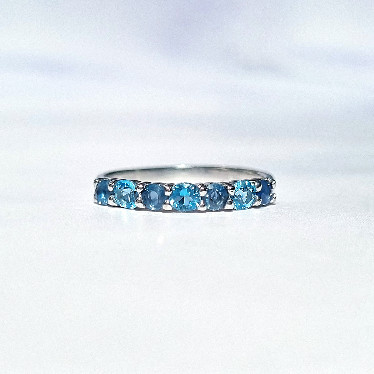 Blauer Saphir & Blauer Topas Halb-Eternity-Band aus Sterlingsilber