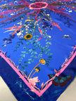 Pañuelo de seda azul real ‘Flourish’ con estampado de girasoles y flores silvestres