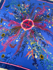 Pañuelo de seda azul real ‘Flourish’ con estampado de girasoles y flores silvestres