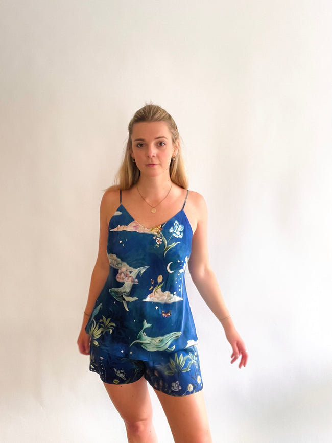 Blauwe pyjamaset van zijde met 'Wonderous' nachthemelprint, luxe loungewear