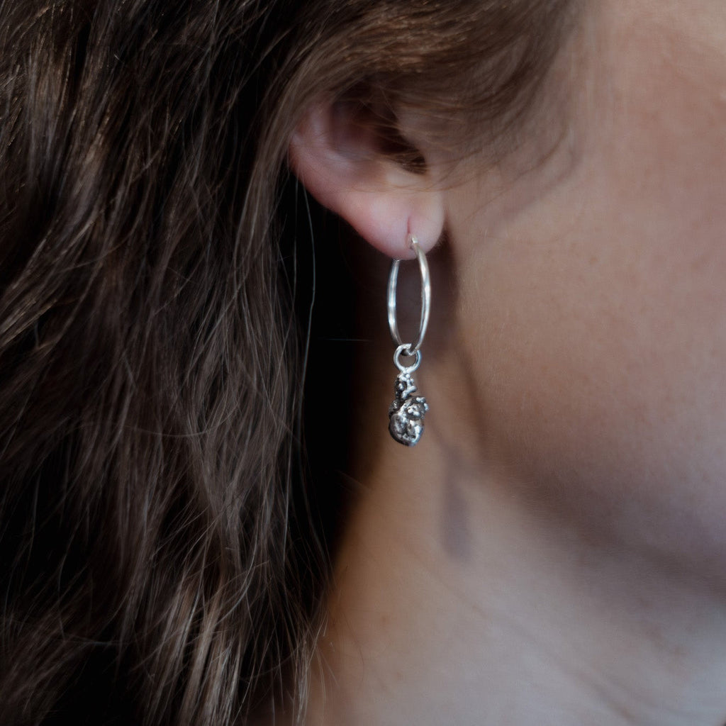 Pendientes de aro con forma de corazón anatómico