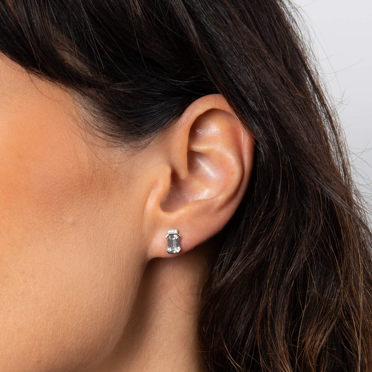 Pendientes de tuerca con bisel medio y corte esmeralda Diamonfire