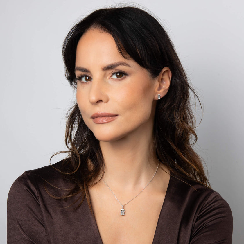 Pendientes de tuerca con bisel medio y corte esmeralda Diamonfire