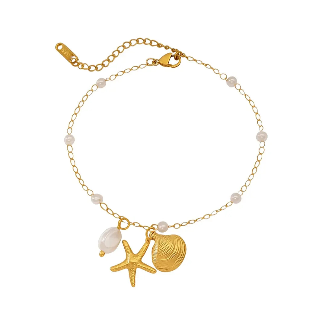 Tobillera Ocean Luxe con perlas bañada en oro de 18 quilates con dijes de estrellas de mar y conchas marinas