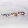 Anillo de tres piedras de amatista lavanda en plata de ley