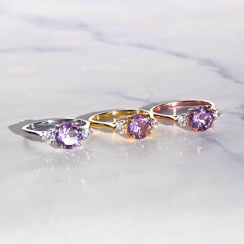 Anillo de tres piedras de amatista lavanda en plata de ley