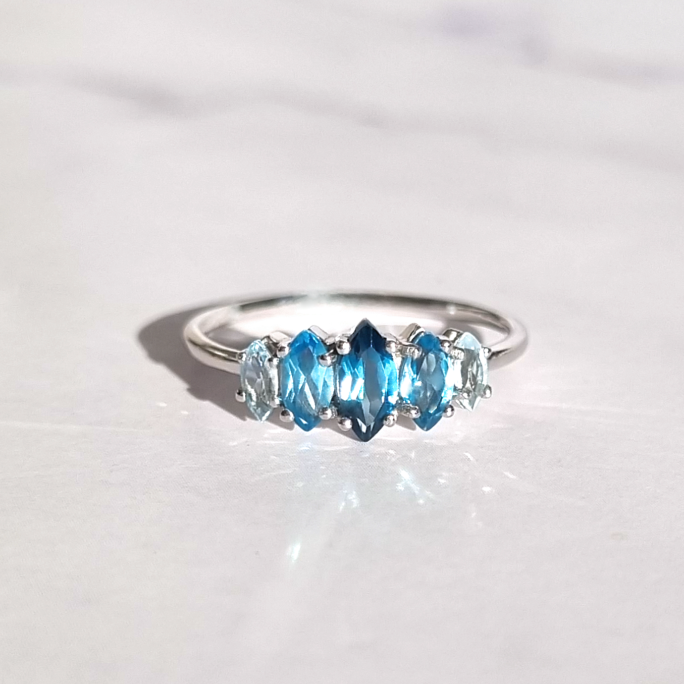 Ring mit Ombré-Blautopas in Sterlingsilber