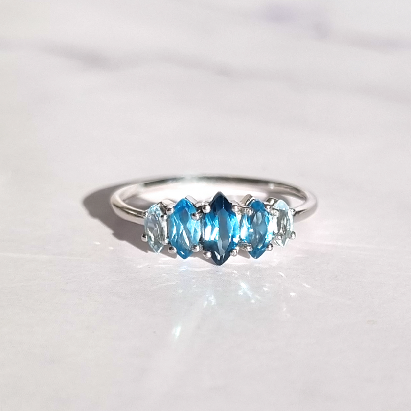 Ring mit Ombré-Blautopas in Sterlingsilber