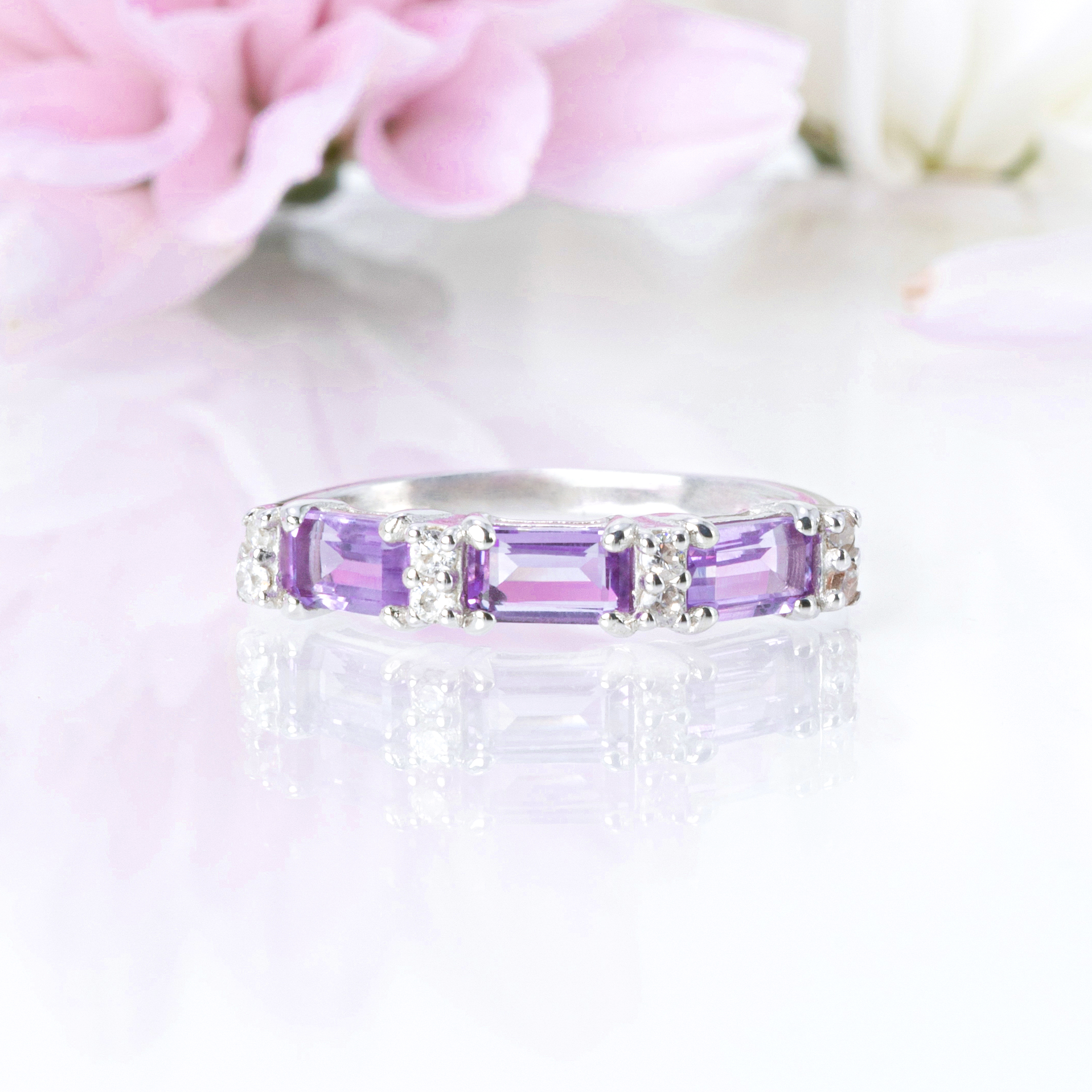 Anillo de eternidad de amatista lavanda talla esmeralda en plata de ley