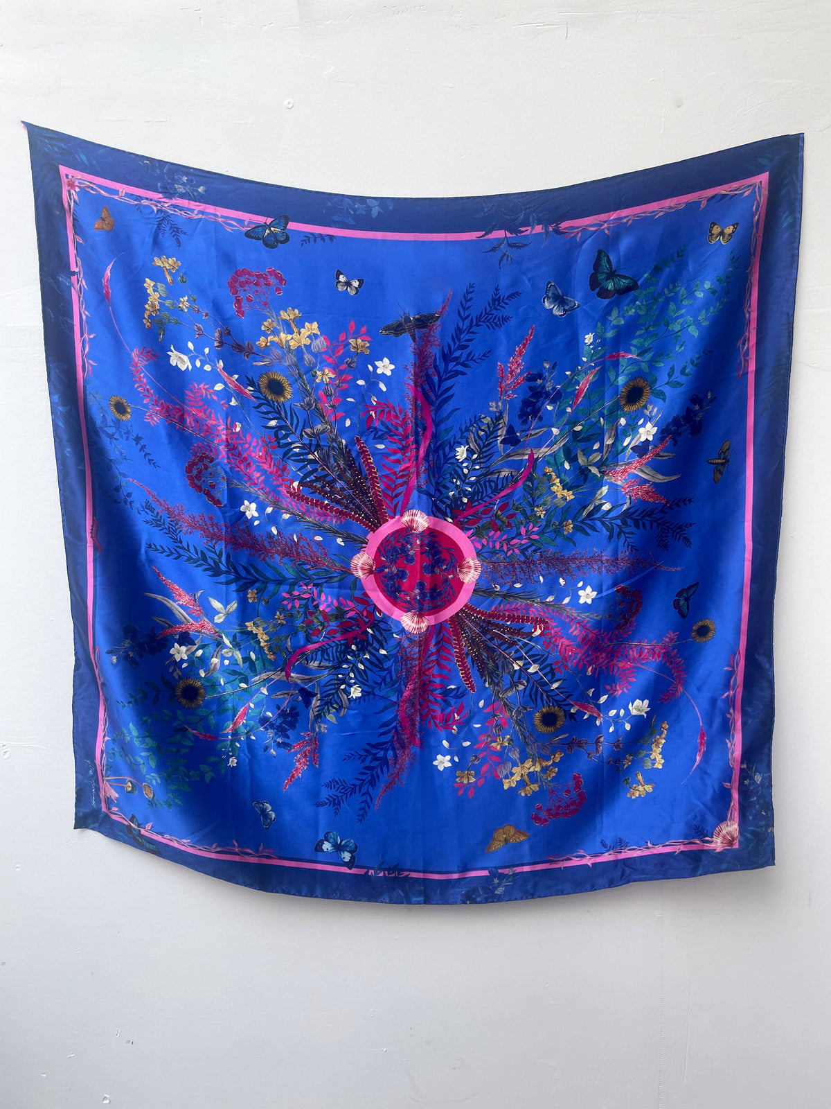 Pañuelo de seda azul real ‘Flourish’ con estampado de girasoles y flores silvestres