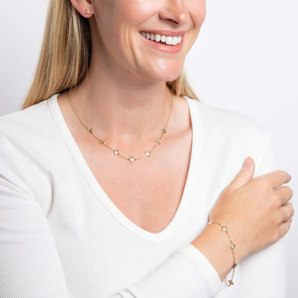 Elements Gold Armband mit strukturierten Blumen