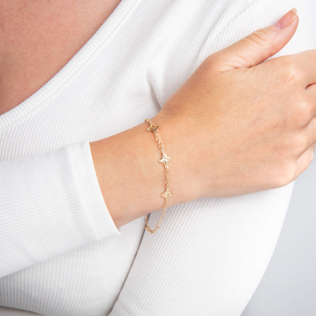 Elements Gold Armband mit strukturierten Blumen