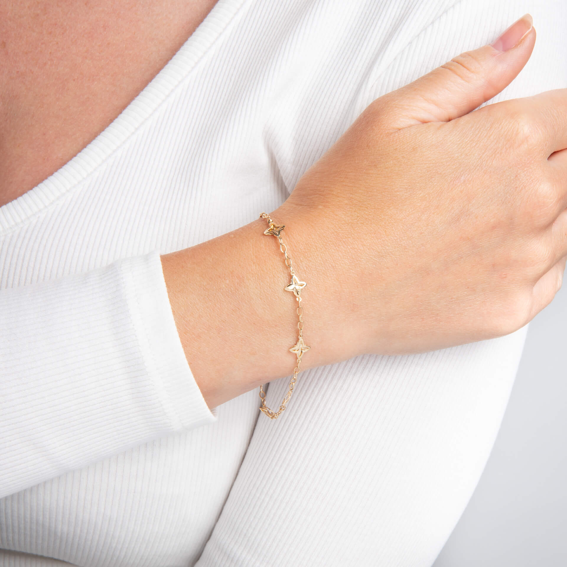Elements Gold Armband mit strukturierten Blumen