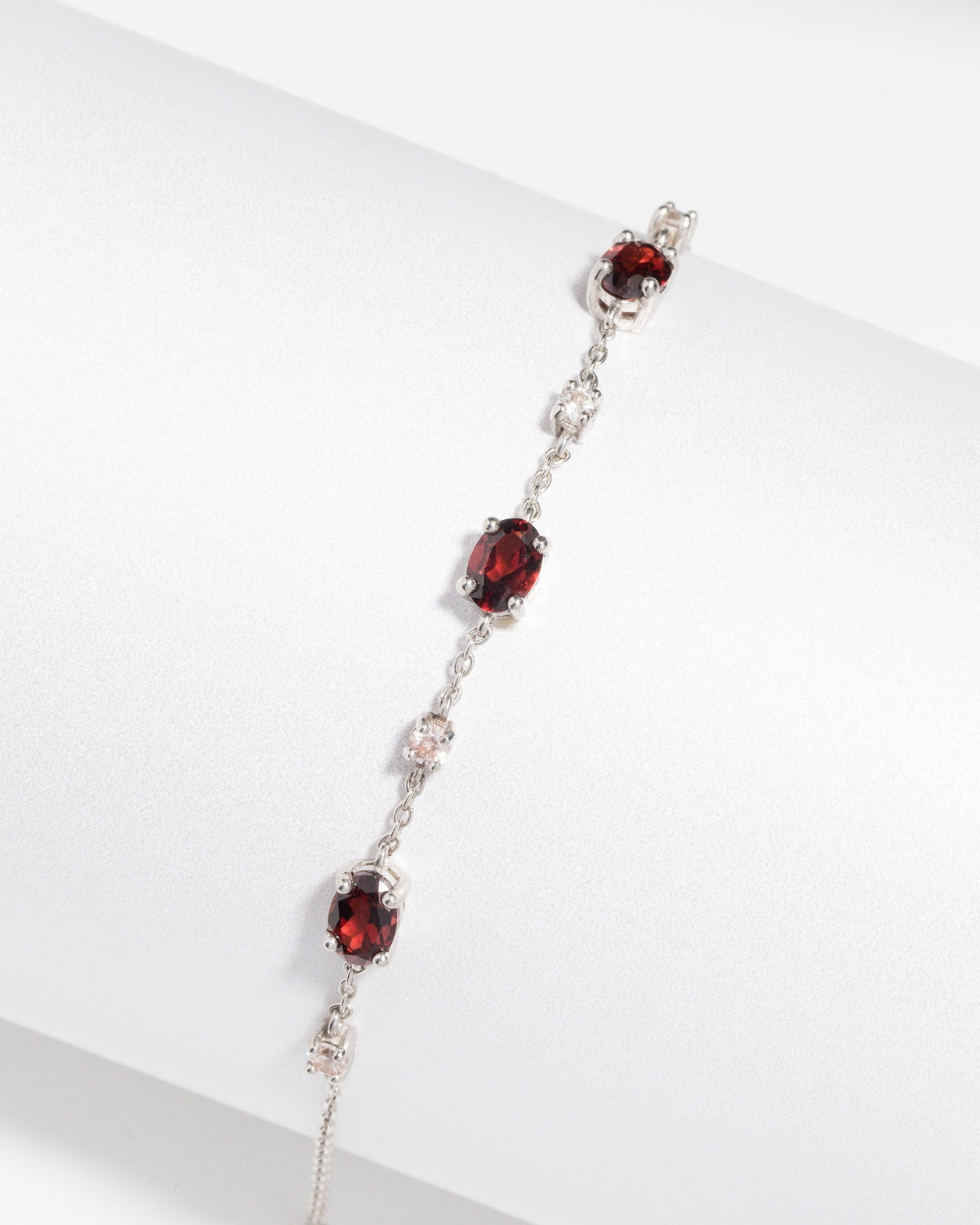 Pulsera de granate en plata de ley