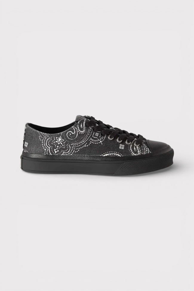 Nízké tenisky Givenchy City s motivem 4G Bandana v černo-bílé barvě