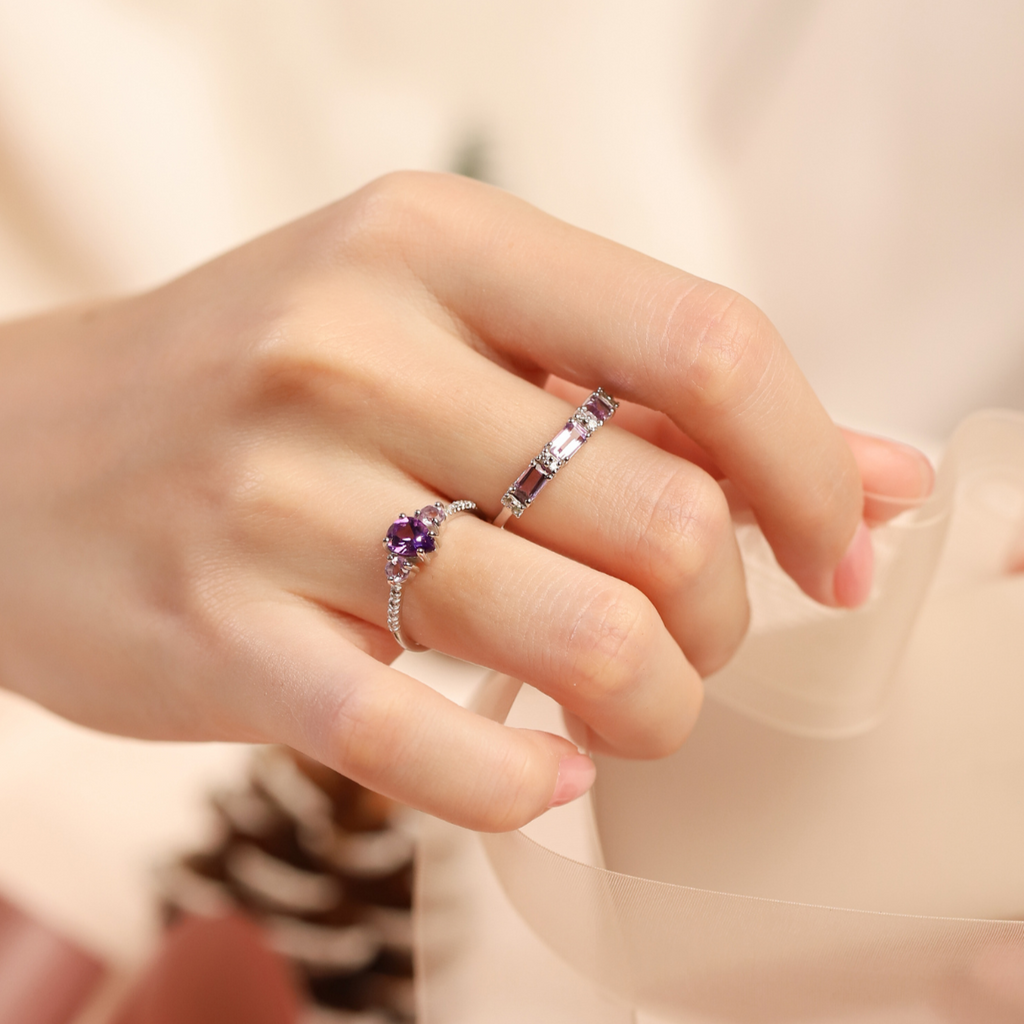 Anillo de eternidad de amatista lavanda talla esmeralda en plata de ley