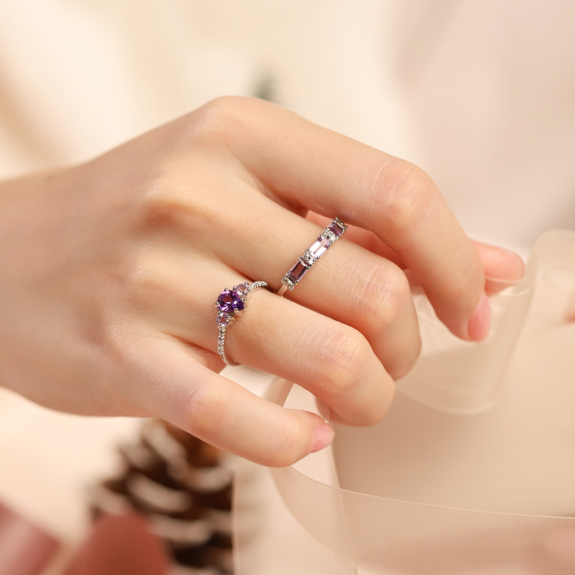 Anillo de eternidad de amatista lavanda talla esmeralda en plata de ley