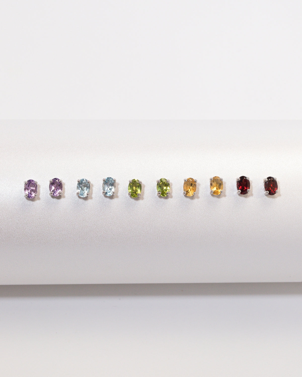 Pendientes de botón ovalados de peridoto en plata de ley