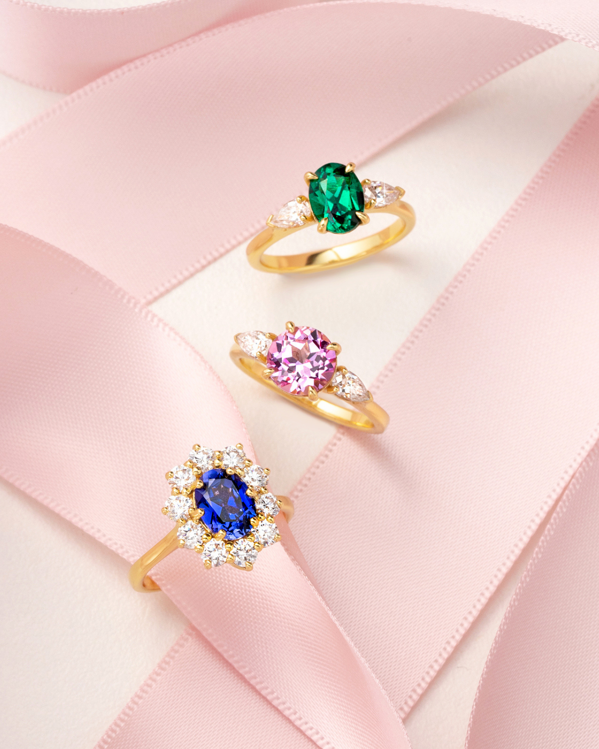 Anillo de compromiso de halo de zafiro azul en vermeil de oro de 18k