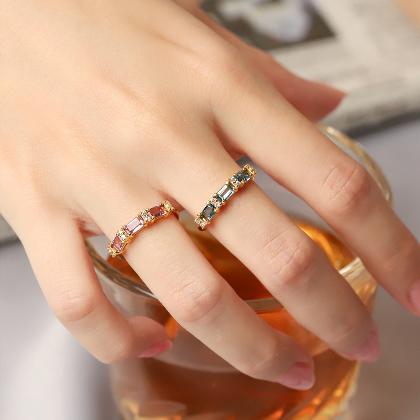 Anillo de eternidad de topacio azul de Londres talla esmeralda en vermeil de oro de 18k