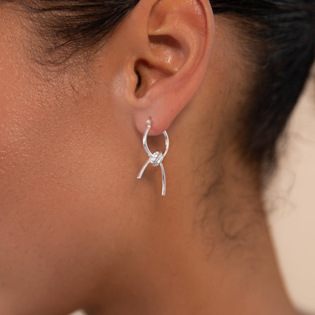 Pendientes de aro anudados plateados