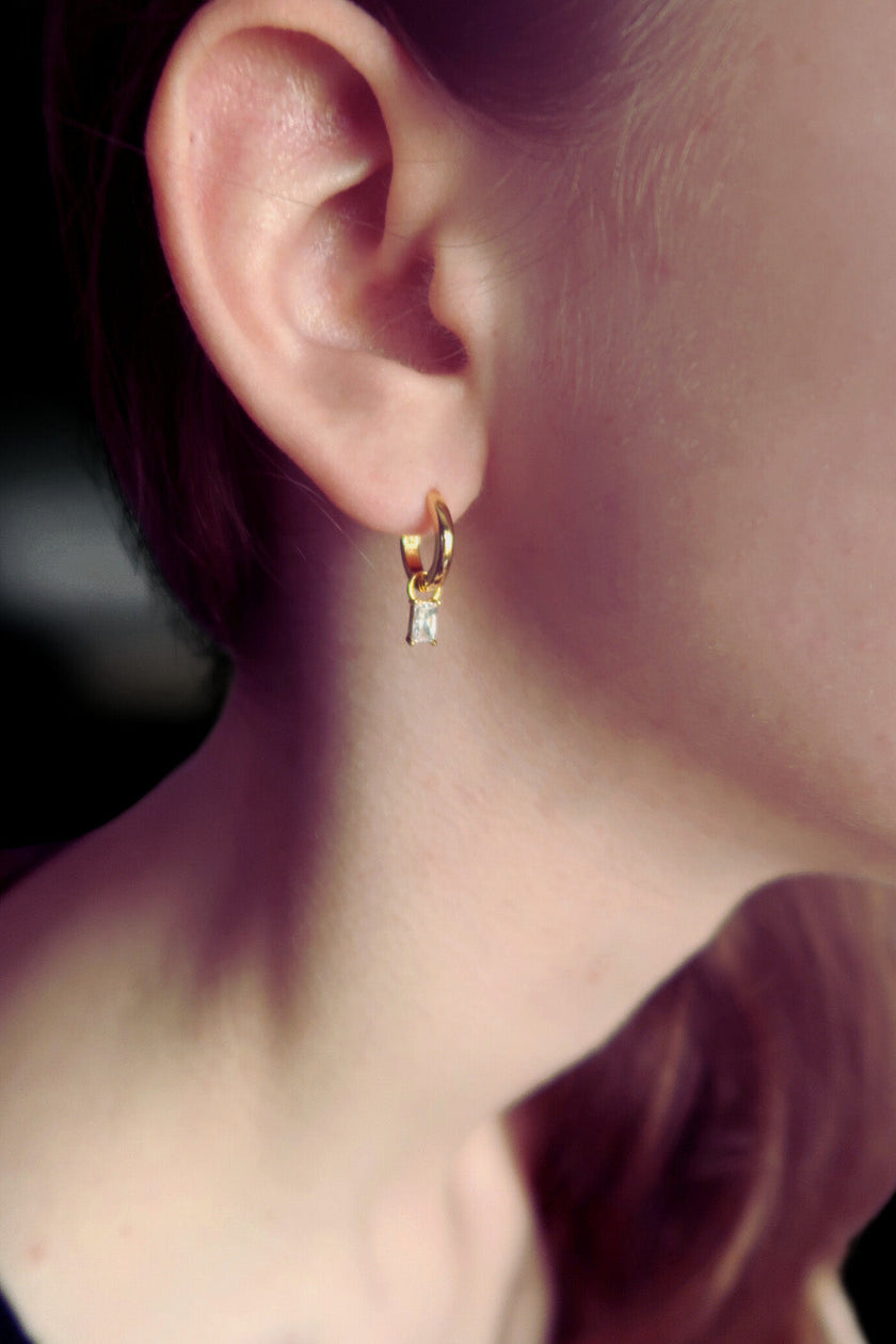 BABY BAGUETTE HOOP GOLD