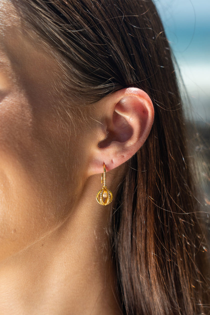 MAJESTY FRESHWATER PEARL EARRINGS GOLD