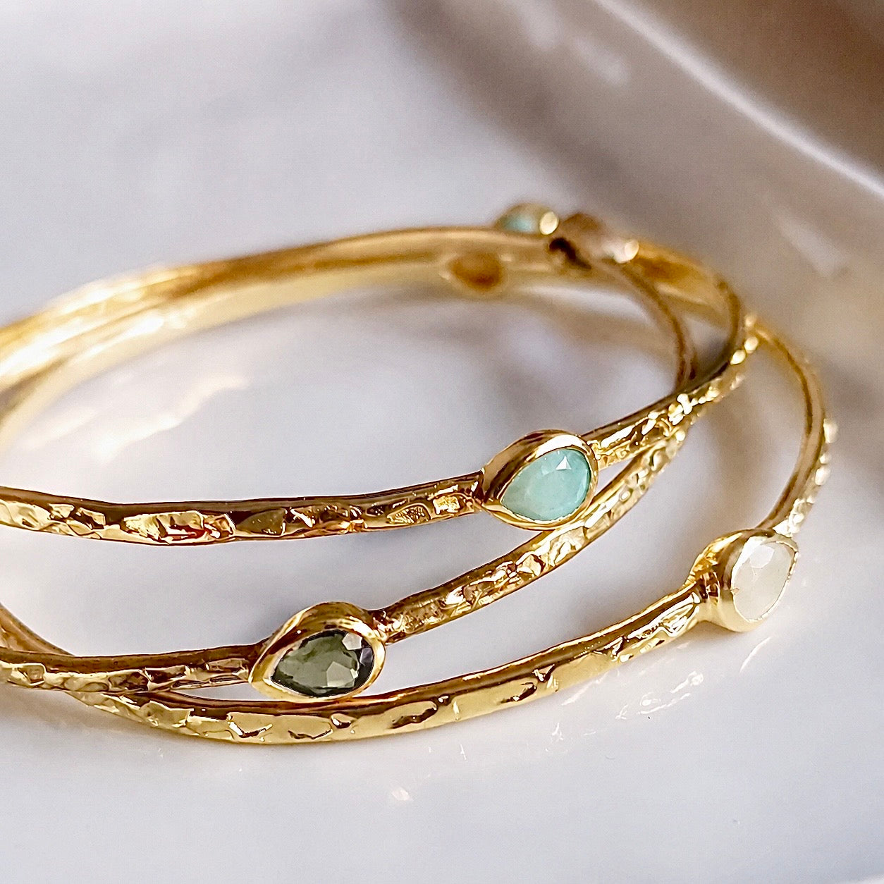 Brazalete apilable Simi de tres piedras Pariba Ónix