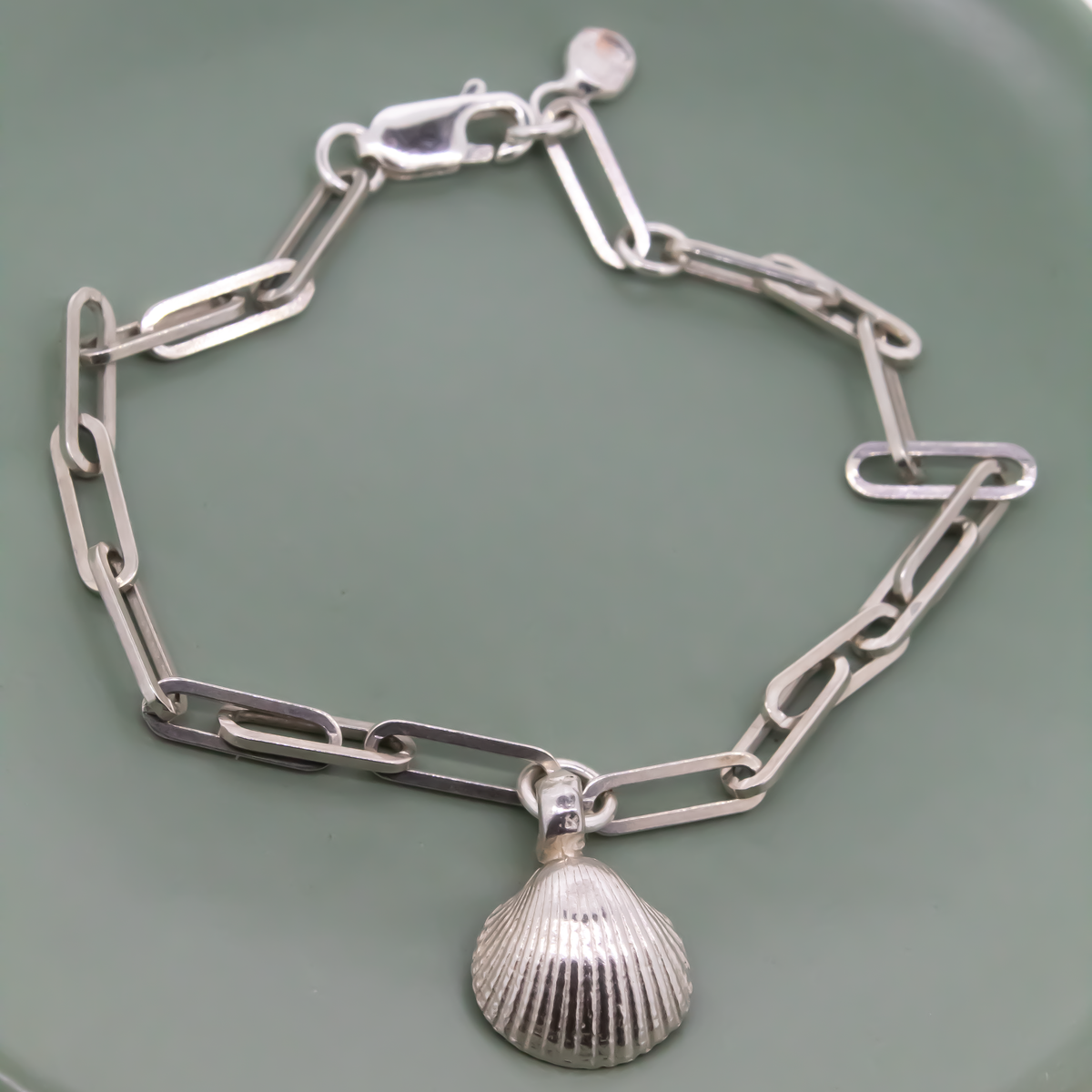 Shell trace bracelet