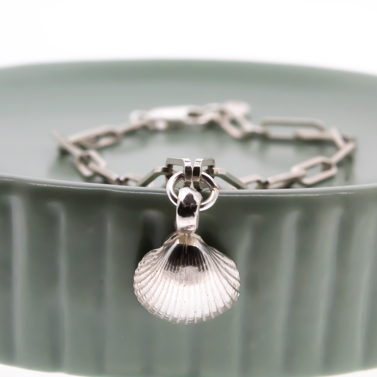 Shell trace bracelet