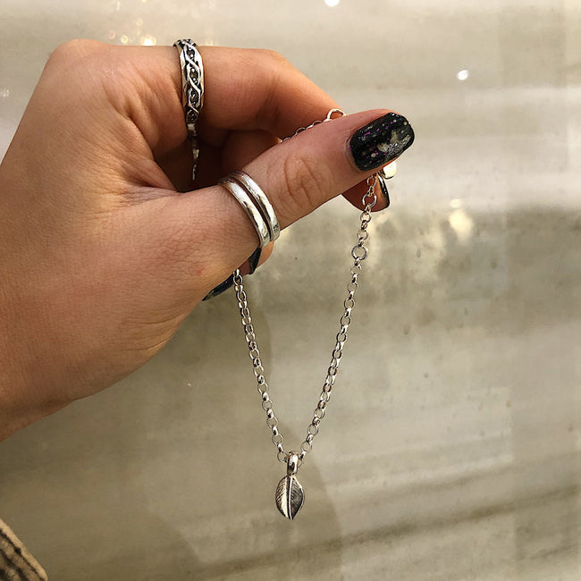 Pulsera de cadena con dije de hoja