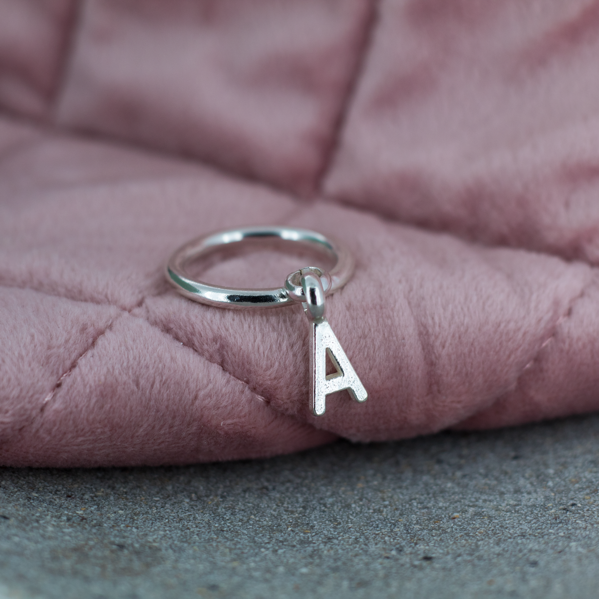 Anillo colgante con inicial