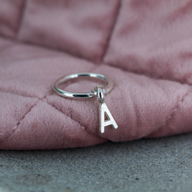 Anillo colgante con inicial