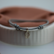 Pulsera de cuerda con dije de hoja