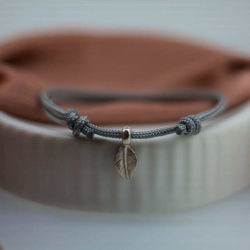 Pulsera de cuerda con dije de hoja