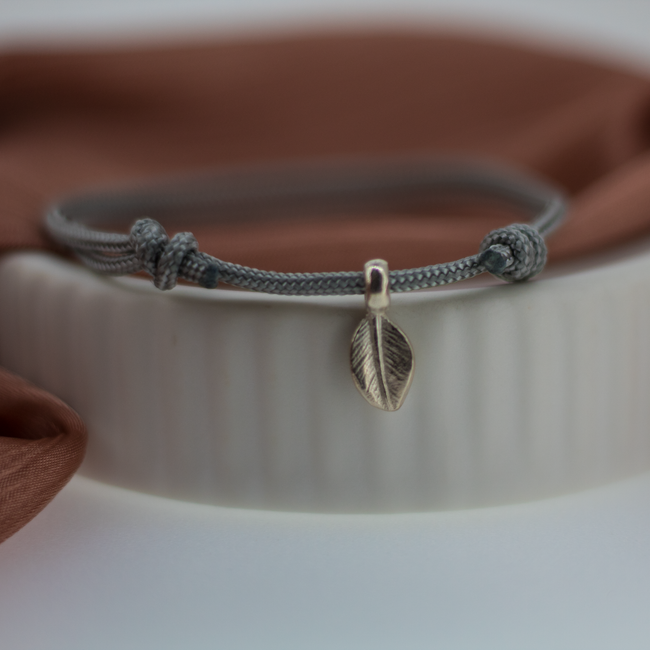 Pulsera de cuerda con dije de hoja